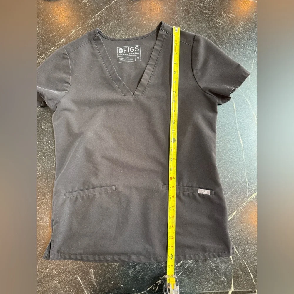Figs XS Black Scrub Technical Collection Two Pocket Top - Picture 4 of 6